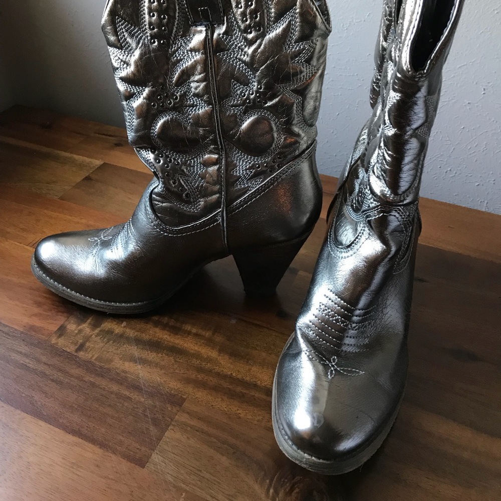 Gold heeled cowboy boots. Yeeehaaawww